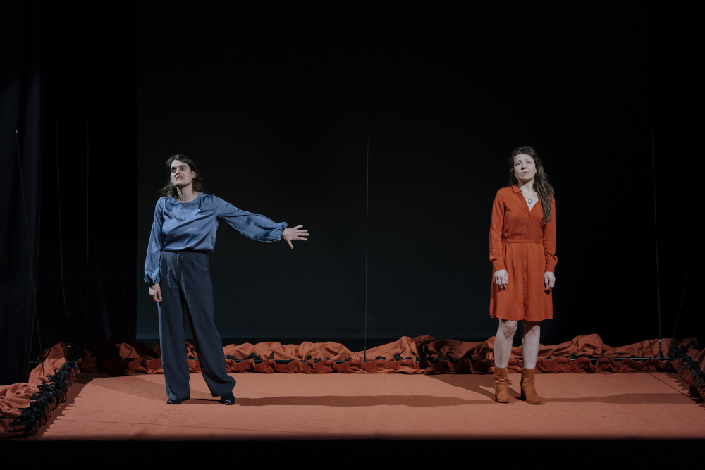 Adeline essaie de se réconcilier avec Lisbeth sous une lumière crue, création lumière de Jérôme Baudouin, créateur lumière en danse, théâtre et spectacle vivant.